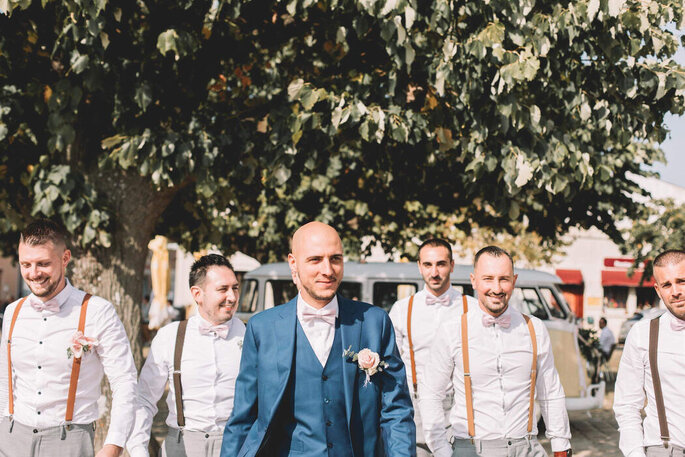 costumes de marié avec chemises blanches et bretelles pour les invités, trois pièces bleu pour le marié 