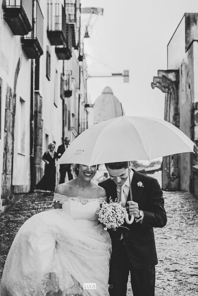 sposi sotto la pioggia