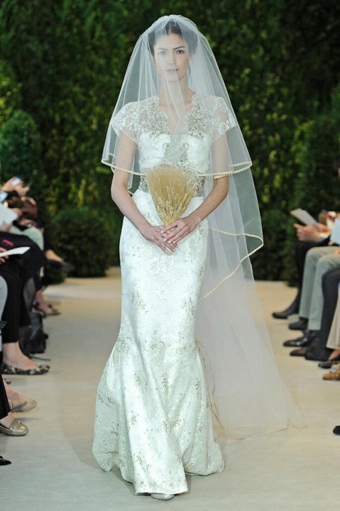 Vestido de novia con silueta recta y brocados en capa - Foto Carolina Herrera