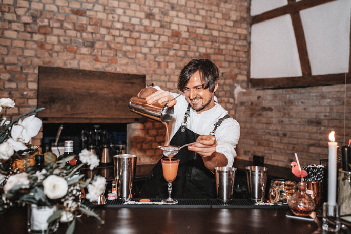 Intime Hochzeit, Eleganz trifft auf rustikalen Flair Drinks Barkeeper