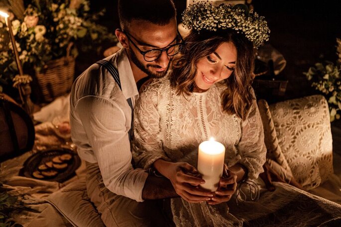 Una coppia con candela si abbraccia in una foto di Gaetano Clemente Wedding Storyteller
