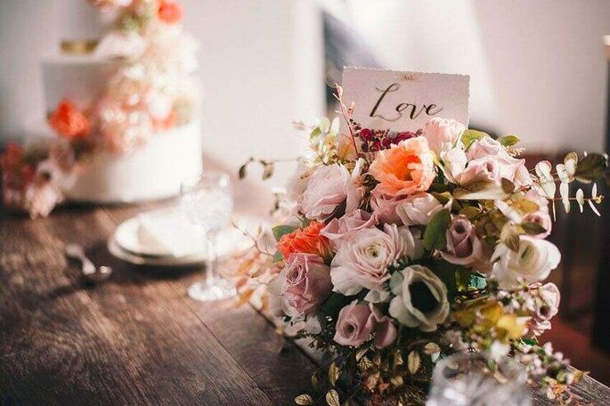 Table fleurie avec des compositions originales et artistiques pour un mariage