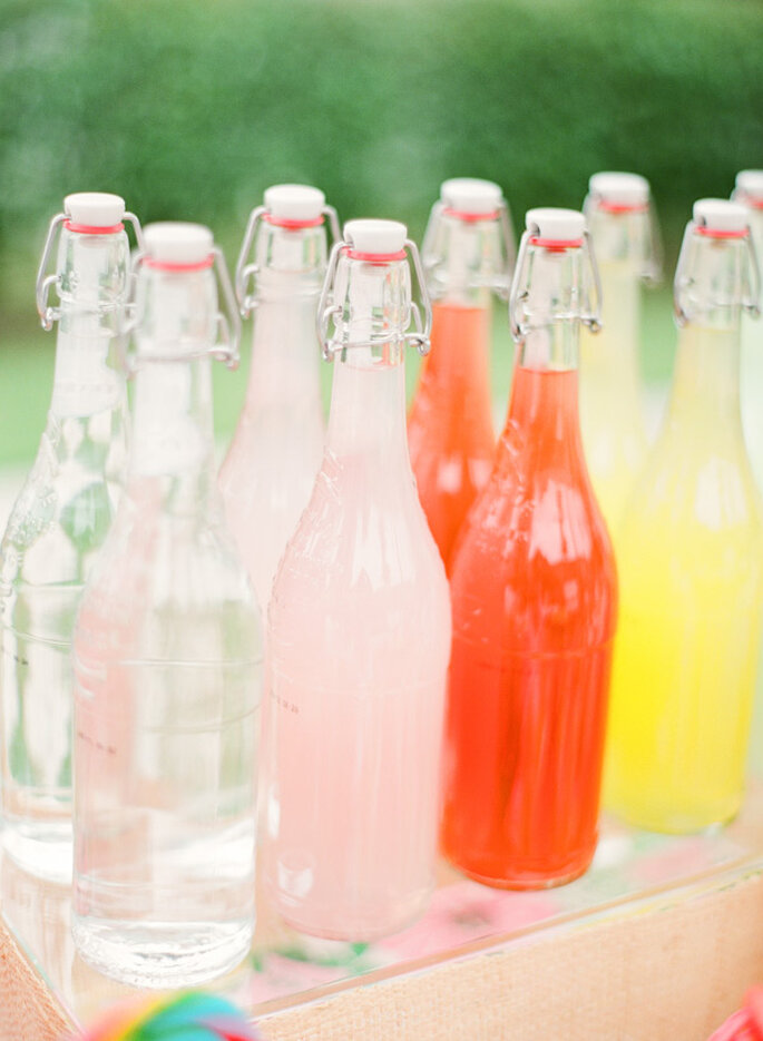 Bebidas en colores cítricos para deleitar a los invitados - Foto KT Merry Photography
