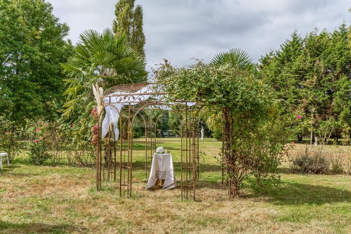 une arche de cérémonie dans un décor de mariage champêtre - Manoir de Bel Ebat 