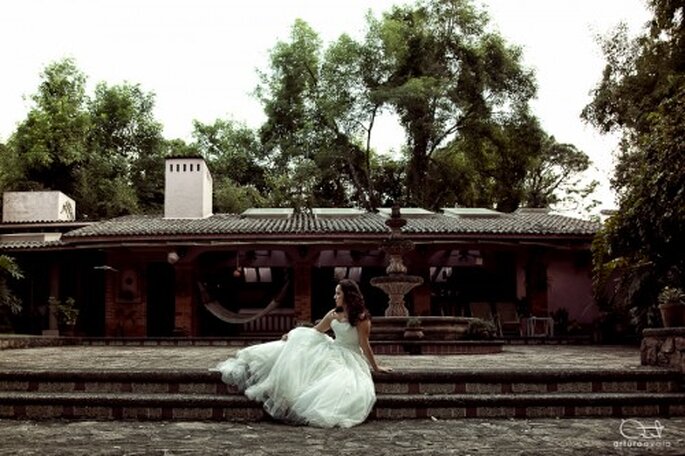 Novia posando para sesion "trash the dress" cerca de una fuente - Foto Arturo Ayala