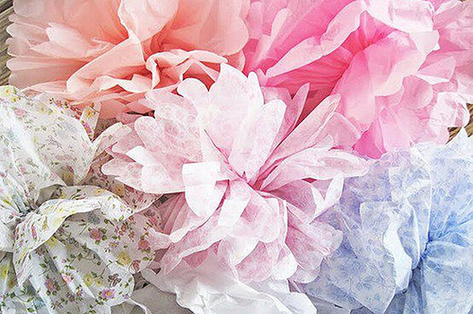 Decora tu boda con pompones o farolillos de papel. Foto: Maison Pom Poms