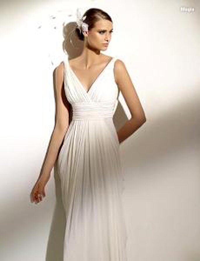 Pronovias 2010 - Magia, vestido largo en gaza drapeada, corte imperio, escote en V, línea griega