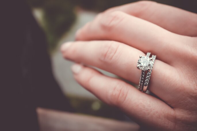 Anillo de compromiso y argolla de matrimonio para mujer con diamantes