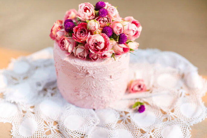 Bolo de casamento para mini wedding ou civil com flores naturais