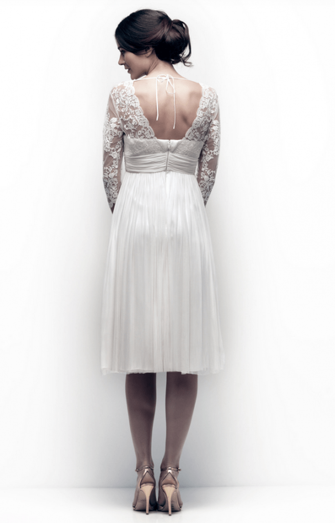 Vestido de novia para boda civil con ligera abertura en la espalda y plisados en la cintura - Foto Catherine Deane