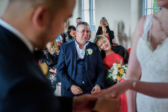 moment d'émotion pour les parents de la mariée lorsque le marié lui passe la bague au doigt 