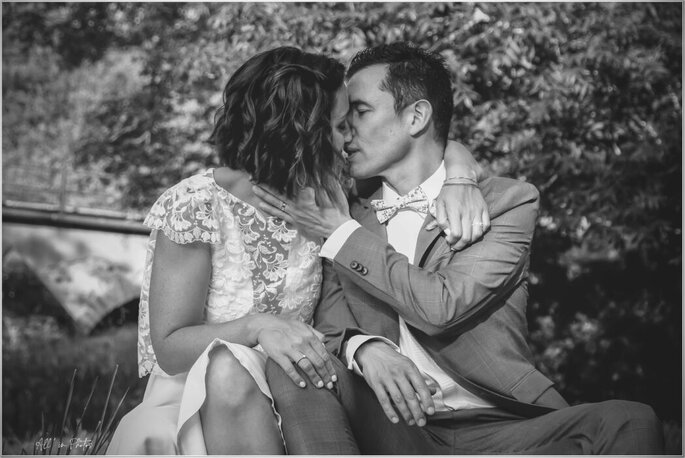 Un baiser de mariés en noir et blanc 