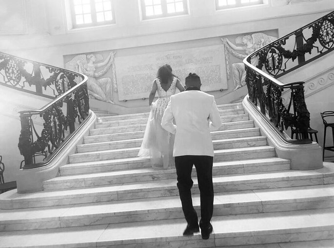 Les mariés montent les marches de l'Hôtel de Ville.