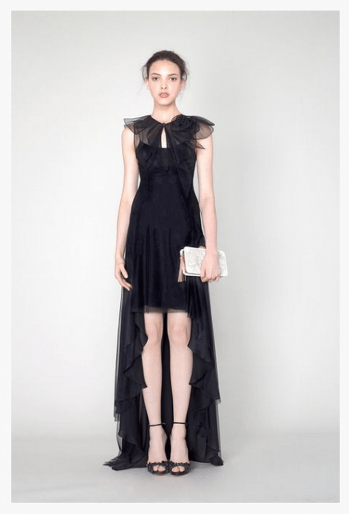 Vestido de fiesta 2014 en color negro con mangas cortas y tendencia high-low en la falda - Foto Marchesa