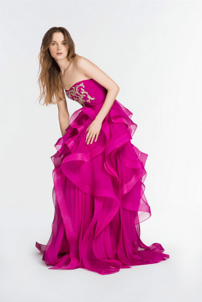 Vestido de fiesta 2014 en color rosa intenso con superposición de volúmenes en la falda - Foto Reem Acra
