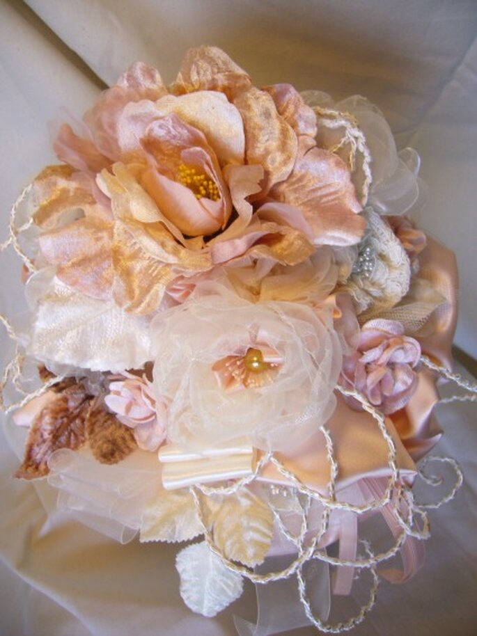 Rose Poudré : des accessoires de mariée uniques, romantiques et faits-main