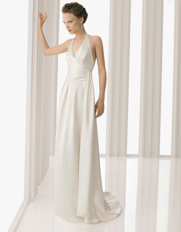 Vestido de novia con líneas asimétricas.  Rosa Clará 2012