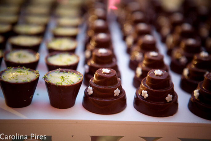 Kleine Hochzeitstörtchen in Schokolade. Foto: Carolina Pires
