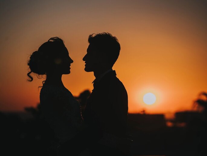 L'amore di una coppia con il sole al tramonto