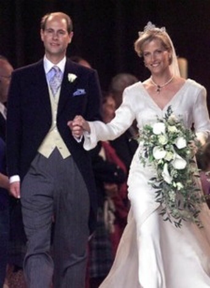 El príncipe Eduardo se casó con Sophie Rhys-Jones en 1999. Ella llevó un vestido de Samantha Shaw