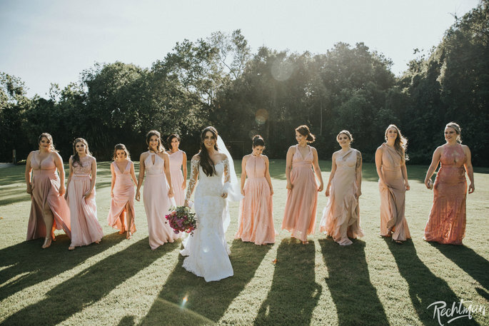 Noiva e madrinhas de vestido rosa
