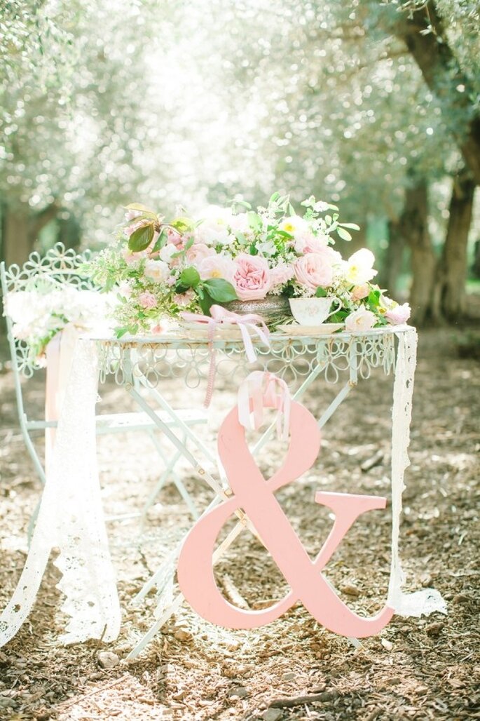 Decoración con letras y símbolos en  color rosa pastel - Foto Avec L'Amour Photography