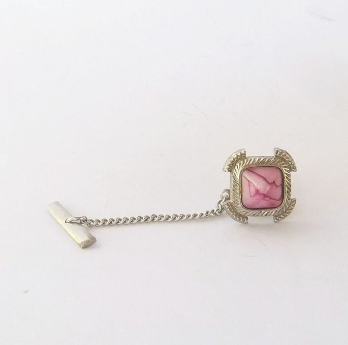 http://www.etsy.com/listing/109272540/pink-agate-silver-tone-tie-pin negozio: GentlemansVintage