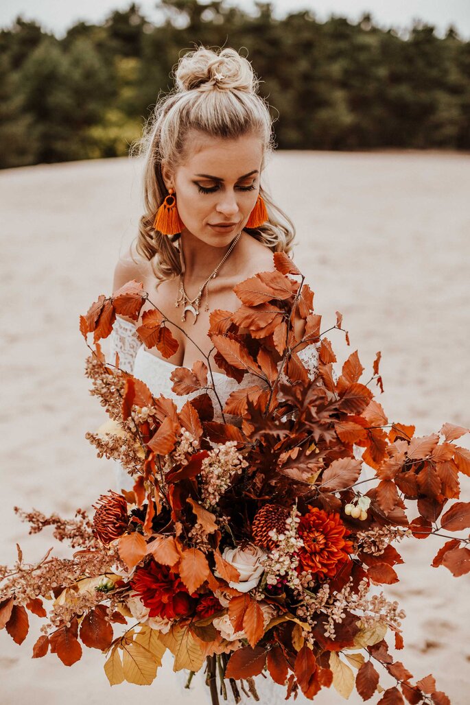 Braut Boho Style mit Brautstrauß Herbstfarben