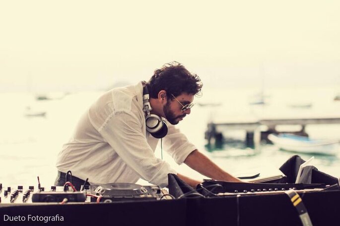Claudinho Macedo DJ confere a playlist do dia