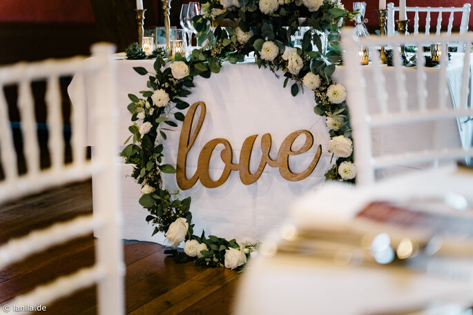 "love" Hoop am Tisch des Brautpaares