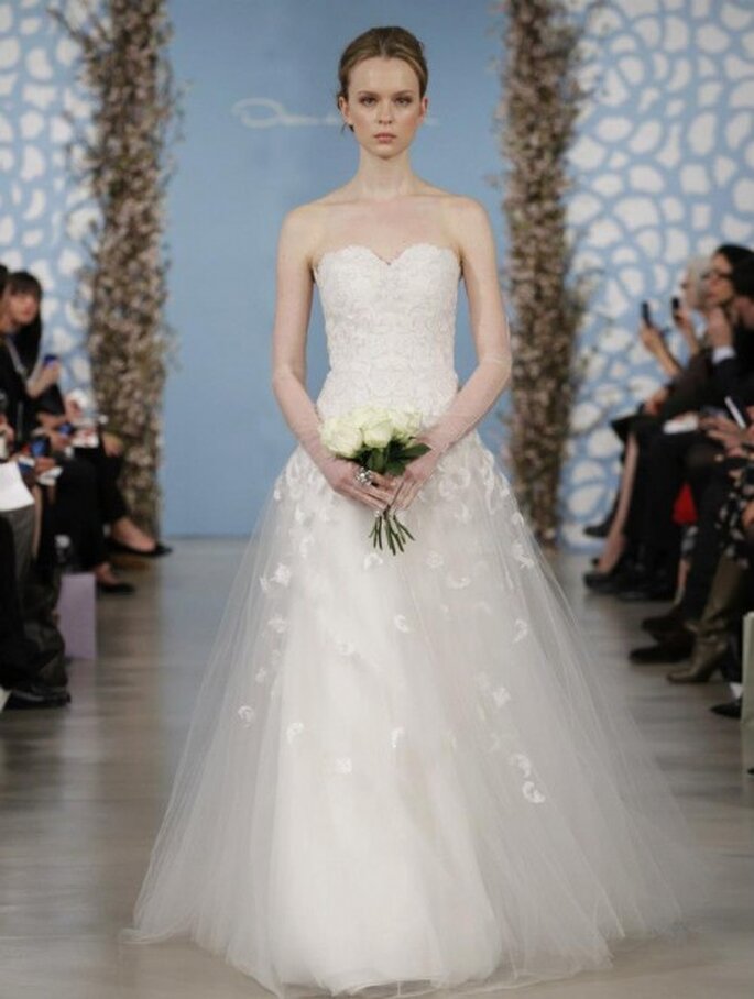 Vestido de novia con escote strapless en forma de corazón y falda hecha de tul con bordados de flores - Foto Oscar de la Renta
