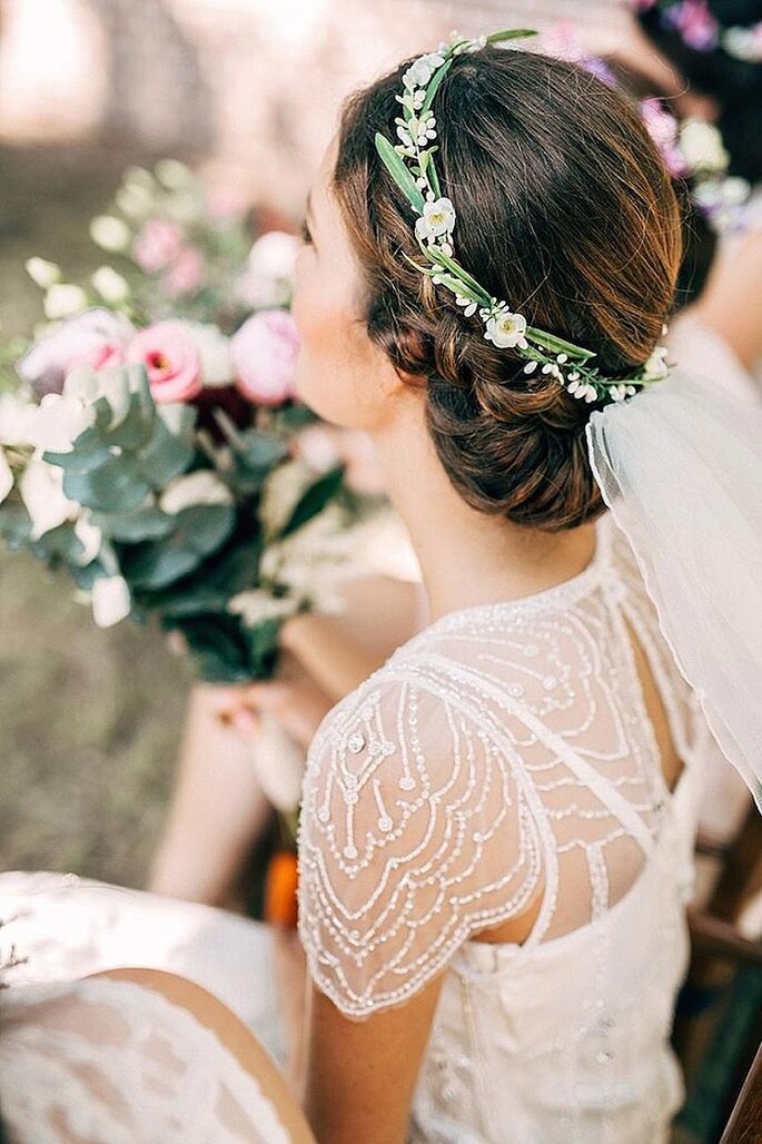 5 formas de llevar flores naturales en el peinado de la boda