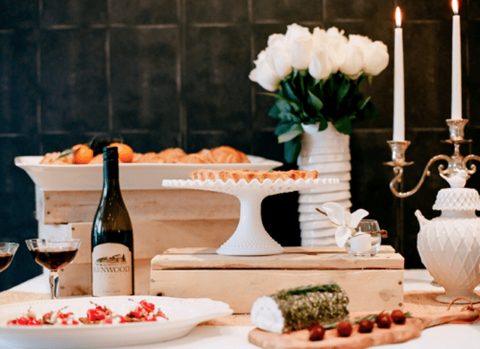 Excelente opción para tu boda: una mesa de quesos y carnes frías . Fotografía Jen Lynne