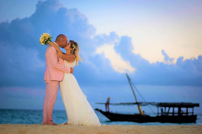 Couple de mariés sur une plage de Zanzibar