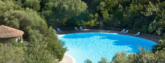 piscine au milieu de la forêt dans hôtel en Sardaigne