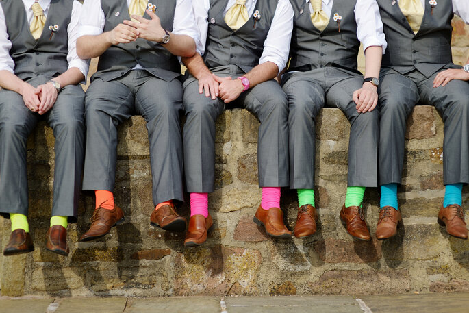 Medias coloridas para invitados a una boda. Foto vía Shutterstock