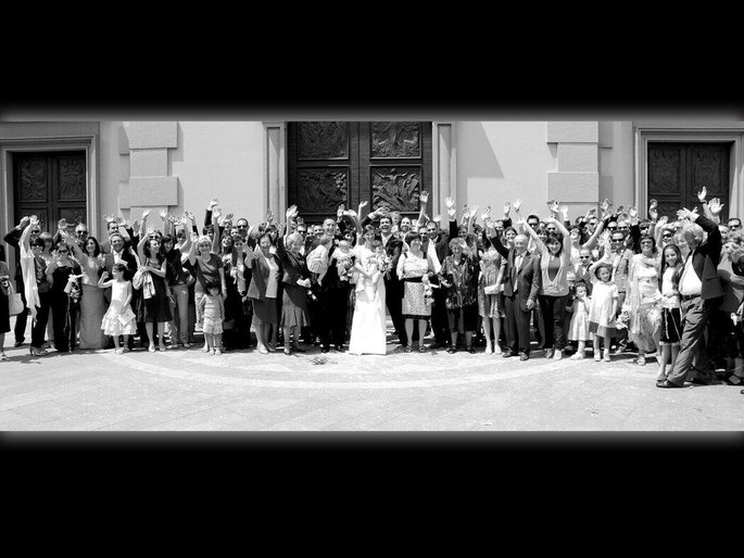 foto di gruppo, sposi e invitati, bianco e nero