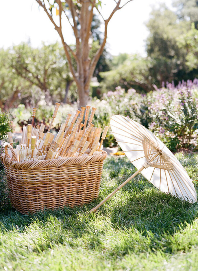 Sombrinhas de palha como lembrancinha de casamento