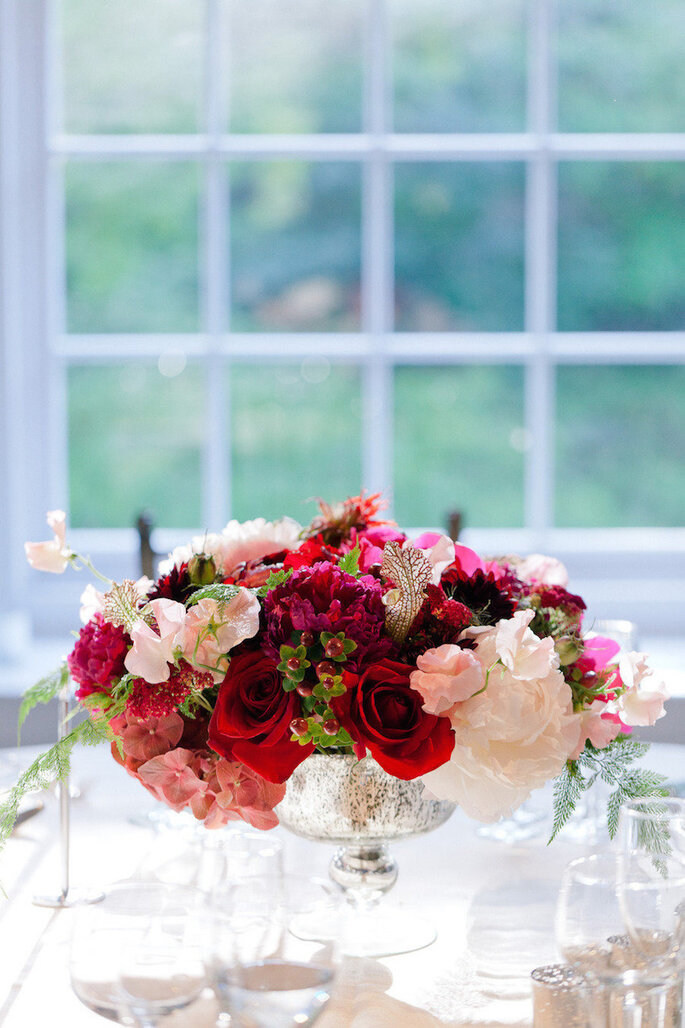 Centros de mesa con flores en color marsala - Erin Hearts Court