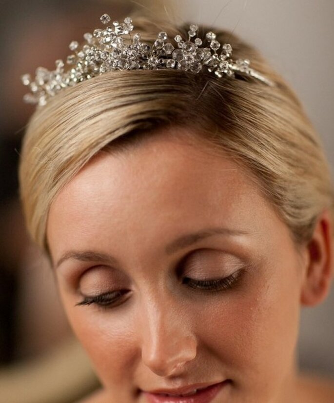 Diadema estilo tiara para novia, con diamantes de cristal de Swarovski. Alan Hannah