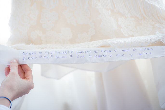 Nomes na barra do vestido da noiva