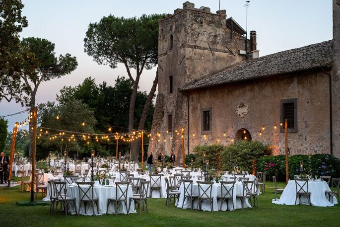 Apollinare Catering & Banqueting veduta d'insieme di tavoli di fronte a castello, in giardino