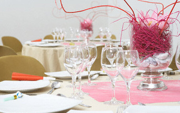 Table décorée dans les tons roses foncés