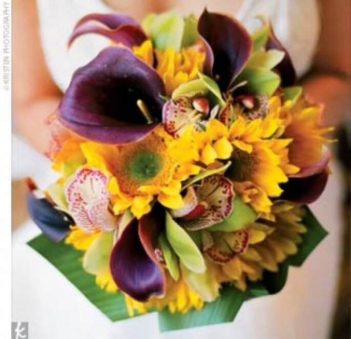 Im Herbst dürfen kräftige und leuchtende Farben den Brautstrauß dominieren – Foto: Kristen-Photography