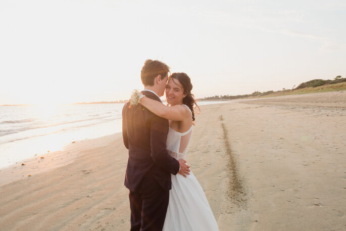 Séance photo couple de mariés sur la plage
