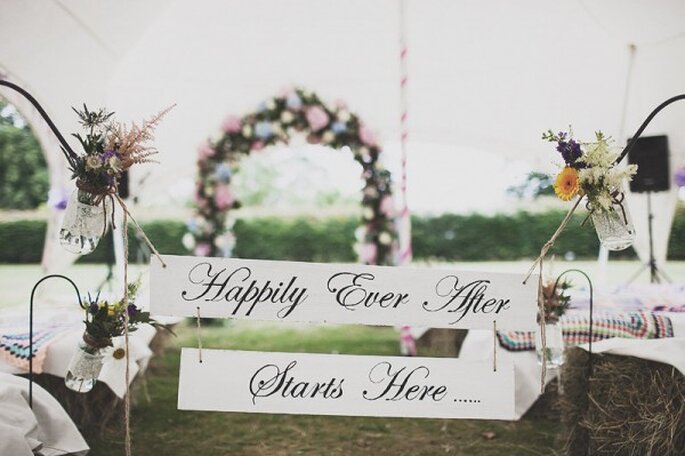 Una boda ecléctica envuelta en un festival de color - Foto Anna Hardy