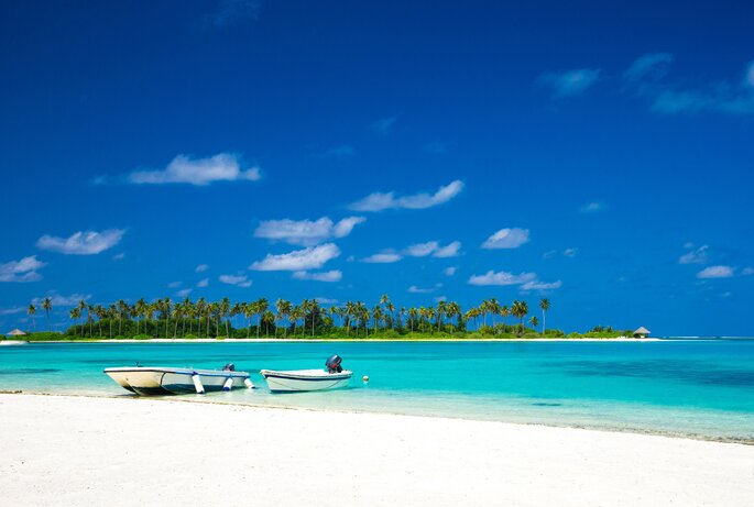 Playa de arena blanca en Maldivas