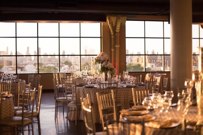 Chevron, dorado y pink en una boda moderna cerca de las nubes. Foto: Hannah Persson Photography