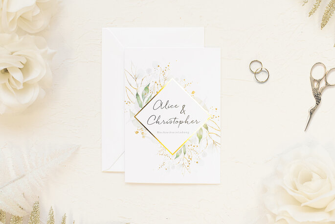 Hochzeitseinladung Design Motiv Blumenkranz grün Klappkarte Postkartenformat Paper Studio Zankyou