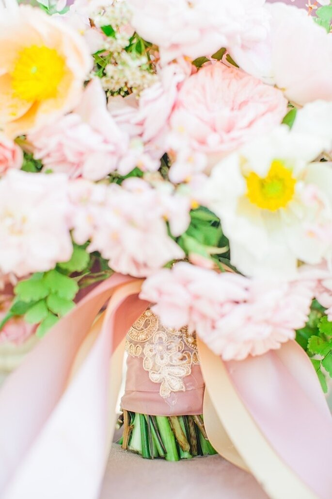 Lleva la mejor expresión del color rosa a tu ramo de novia - Foto Avec L'Amour Photography